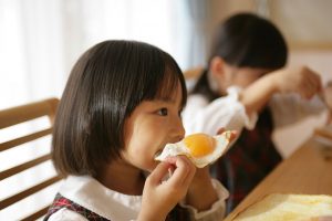 【無断転載禁止】鶏鳴新聞2022年9月5日号　　　2021年各国データ　IEC報告より〈上〉　日本は337個で2位　1人当たり鶏卵消費量　前年より3個減少