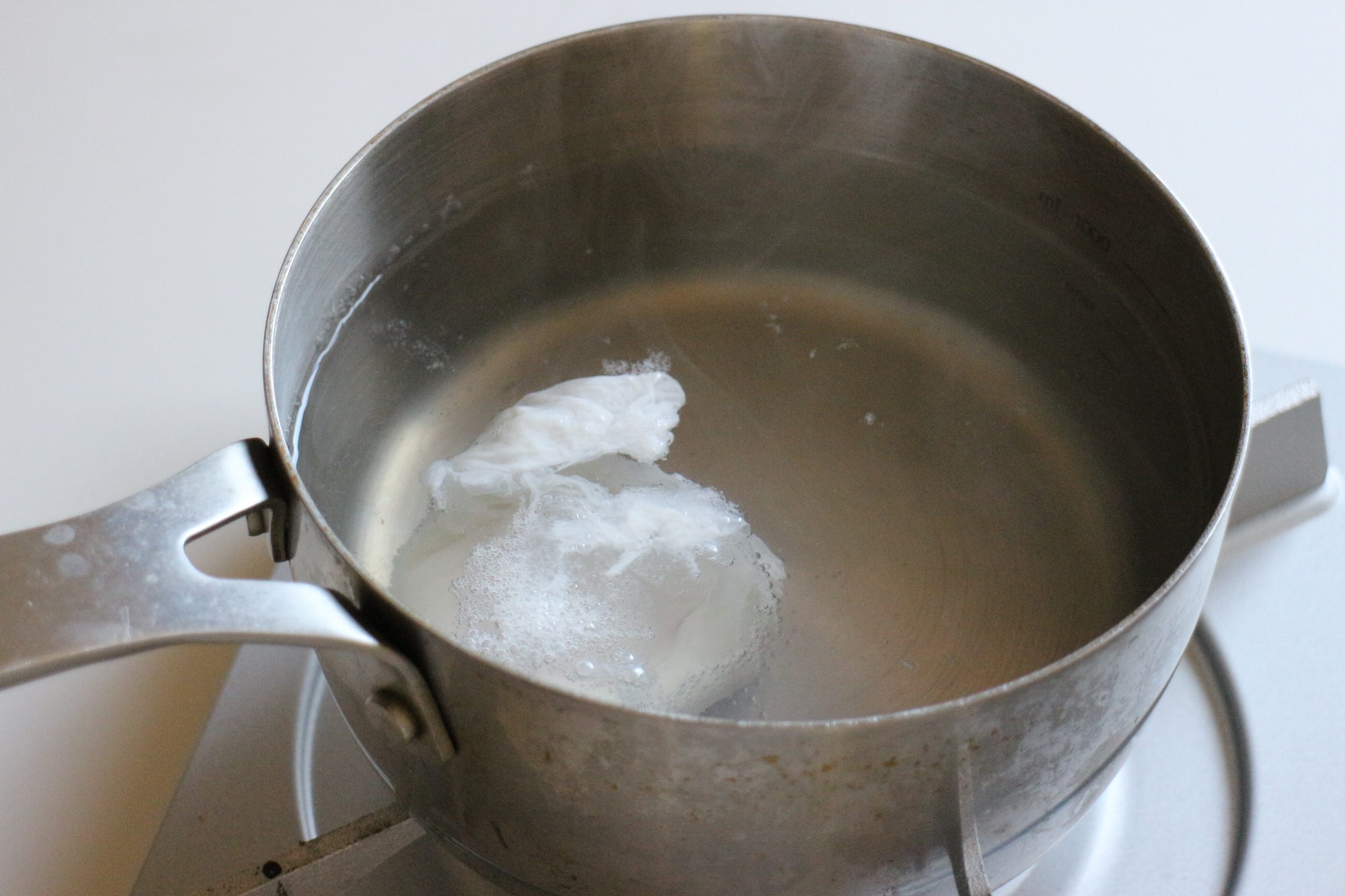 たっぷり湯を沸かし、弱火にし、酢を入れてたまごをゆっくりと割り入れる。
卵白が固まってきたら丁寧に救い上げて器に入れておく。
