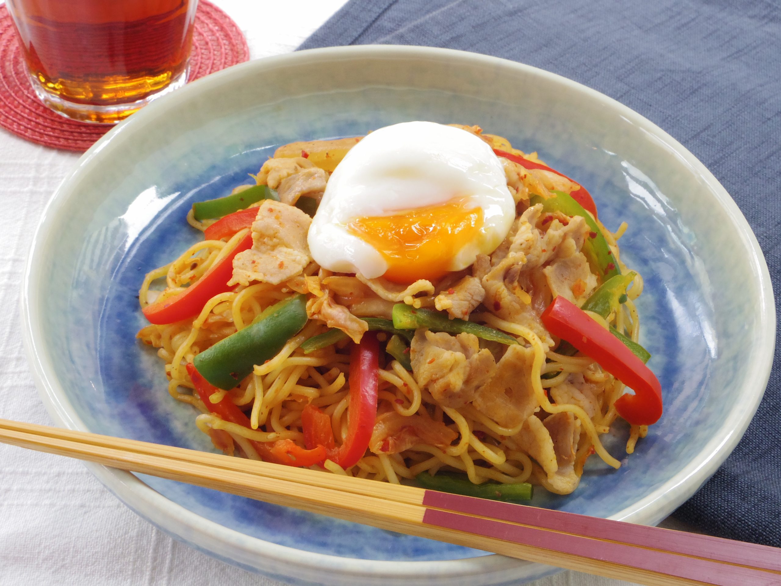 キムチの蒸し焼きそば　温玉のせ