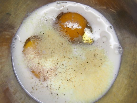 空焼きしている間に、卵液をつくる。
ボウルに☆の材料を入れて均一に混ぜてから手順2を加え更に混ぜる。