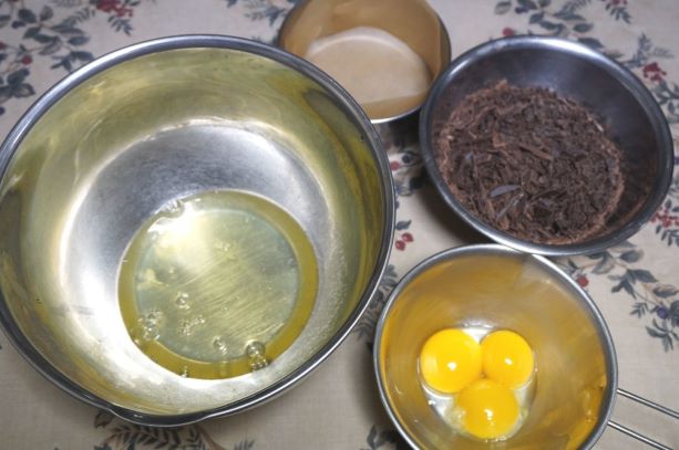 【下準備】
たまごを常温に戻し、卵黄・卵白に分ける。
板チョコを細かく刻む。
オーブンを170度に予熱。