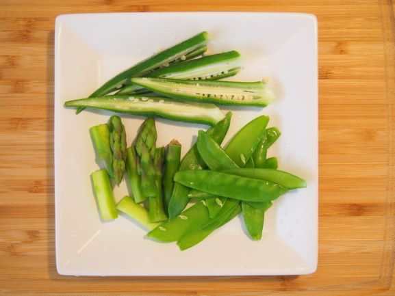 【下準備②】
片手鍋にお湯を沸かし塩小さじ１を加え、ゆで野菜の材料を入れ、１～２分ゆがく。お湯からだし適当なサイズに切る