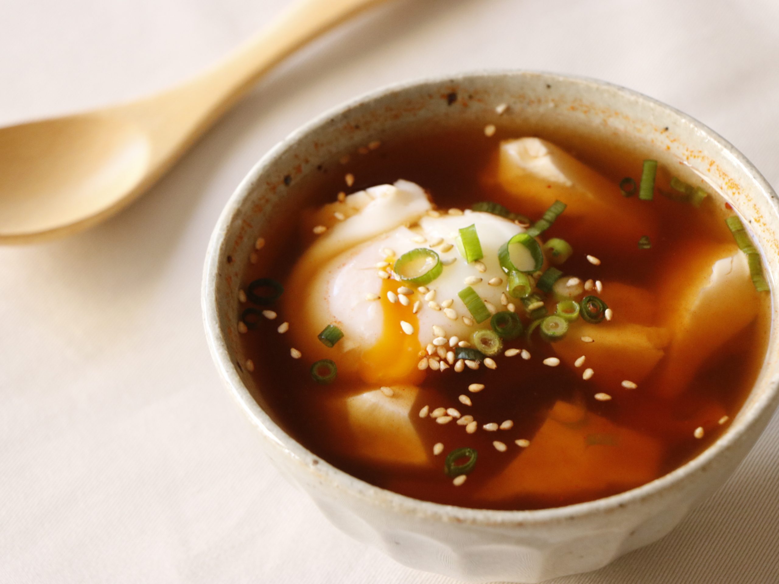 豆腐と温泉たまごのピリ辛スープ