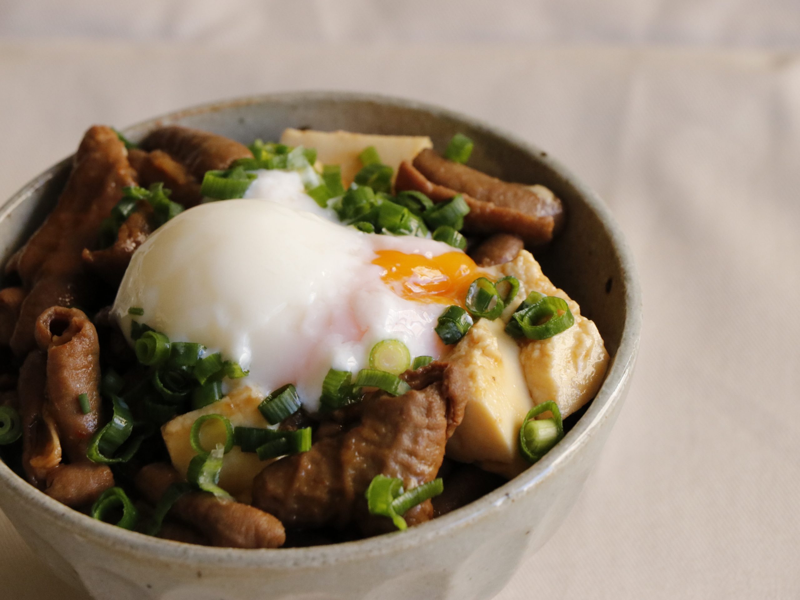 豆腐の土手煮丼　温泉たまごのせ