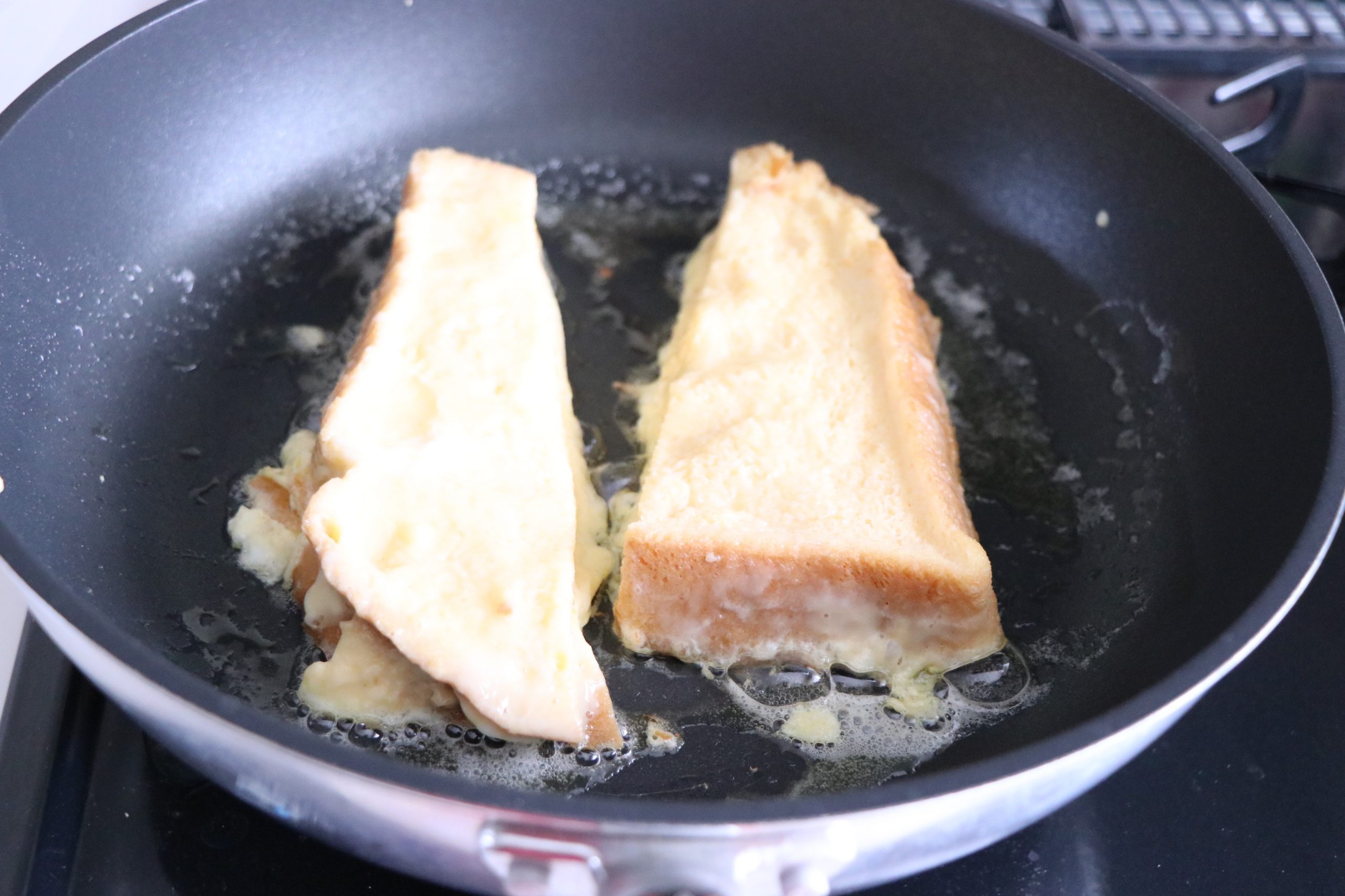 バターをひいたフライパンで焦げ目がつくまで焼く。
ひっくり返してチーズをのせ、蓋をしてチーズを溶かす。