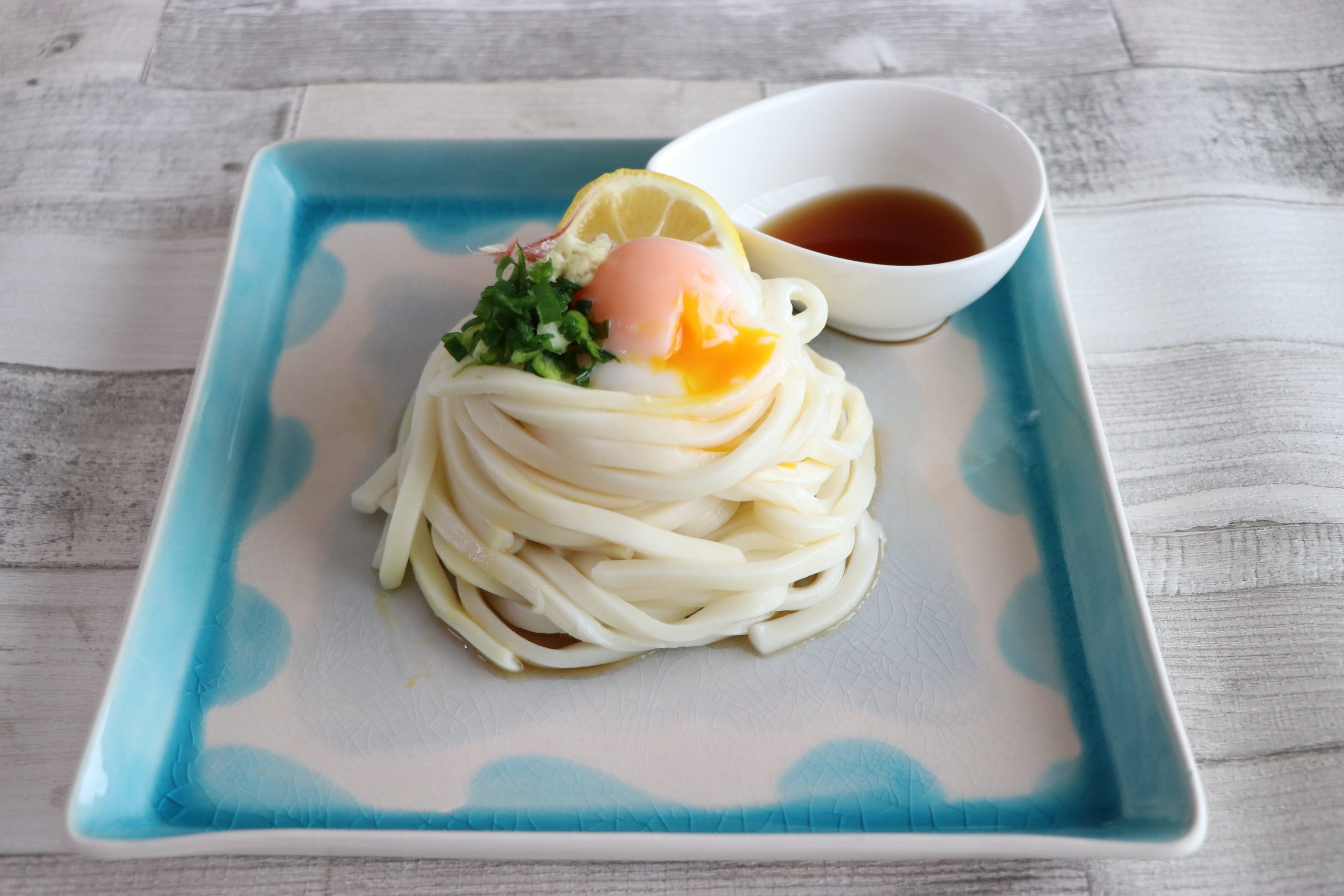 温泉たまごの横に、ねぎ・みょうが・生姜、最後にレモンをトッピングすれば完成です。
食べる直前に麺つゆをかけていただけます！