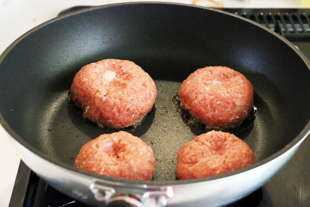 熱したフライパンにタネを並べ、中央を窪ませて焼く。（強火）
焼き色がついたらひっくり返して蓋をして8分程焼く。（弱火）
焦げ付かないよう注意する。（竹串を入れて、肉片がついてこなければOK）