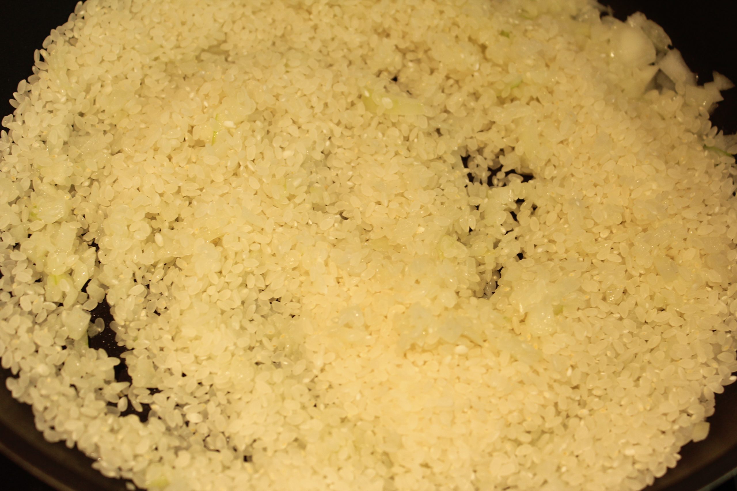 【下準備①】
☆の玉ねぎをみじん切りにする。
フライパンを熱し、☆のバターを溶かし、みじん切りの玉ねぎを2分程度炒めて、☆の米を加えてしっかり絡めるように1分程度再度炒める。