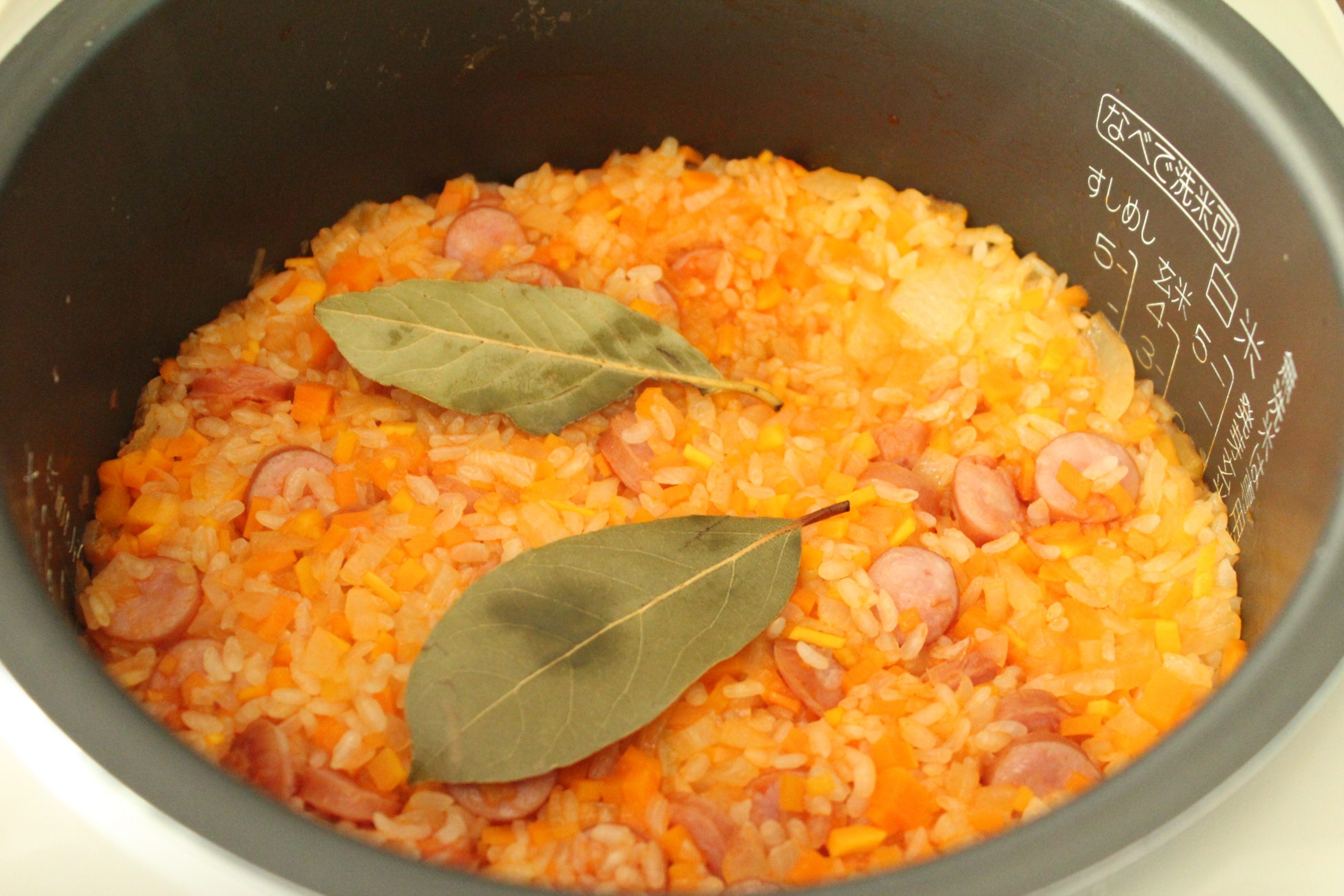 ご飯が炊きあがったら、ローレルの葉を除き、混ぜる。味をみて、コショウやケチャップを追加する。