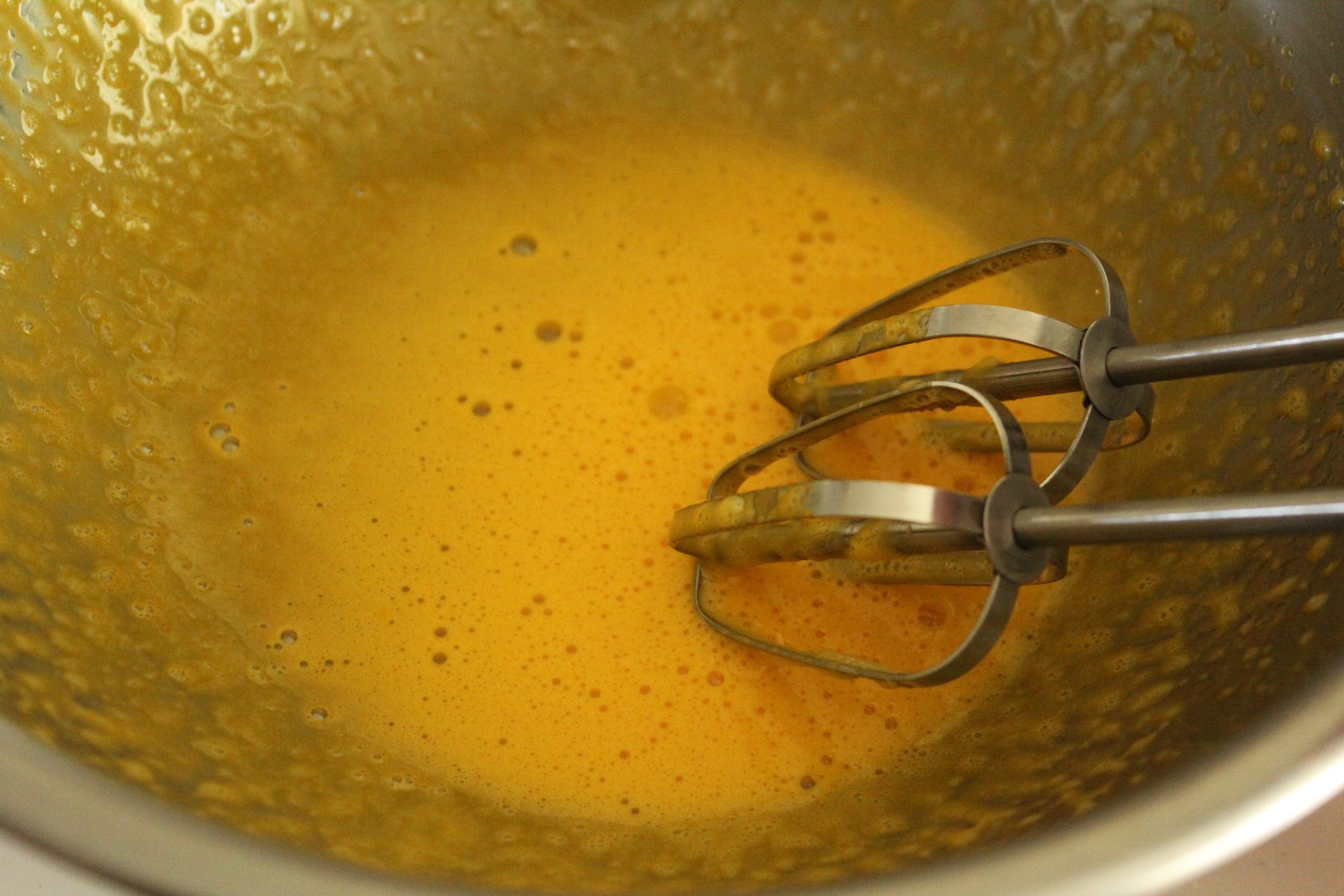 電動の泡だて器で〇卵黄がクリーム色になるまで混ぜ、〇生クリームを加えてさらに混ぜる。(2分程度）