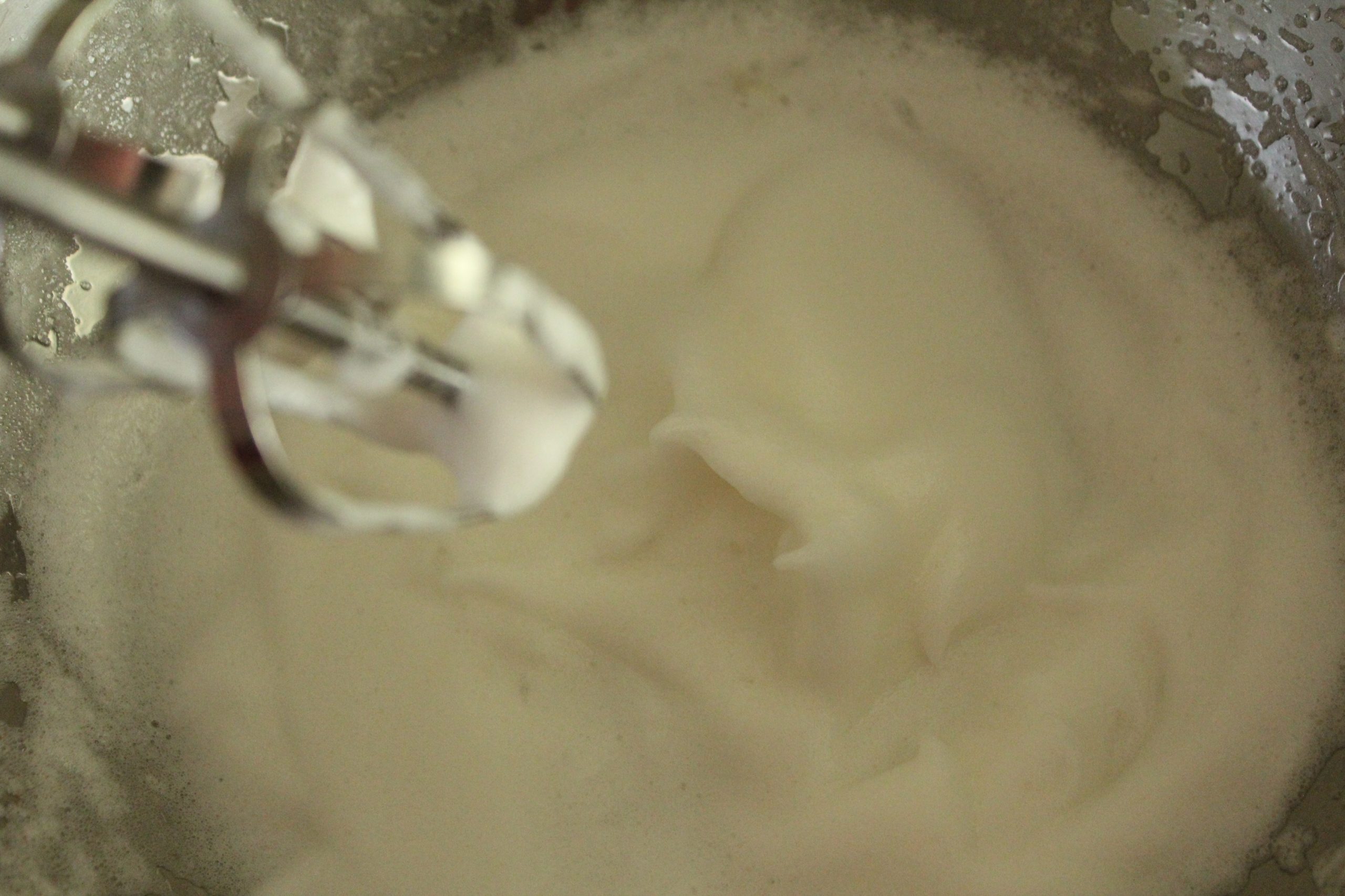 ●卵白に●砂糖を加えて電動の泡だて器でメレンゲを作る。ふわふわのメレンゲができるまで混ぜる。（3分）