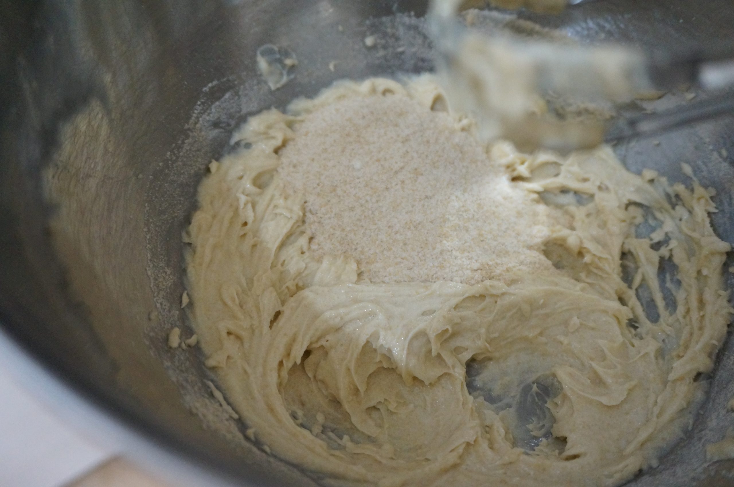 【パウンドケーキ】
バターをボウルに入れて、ミキサーでほぐし、なめらかになるまでホイップする。砂糖を加え、さらに泡立てる。なめらかにふわっとなるまでよく混ぜる。