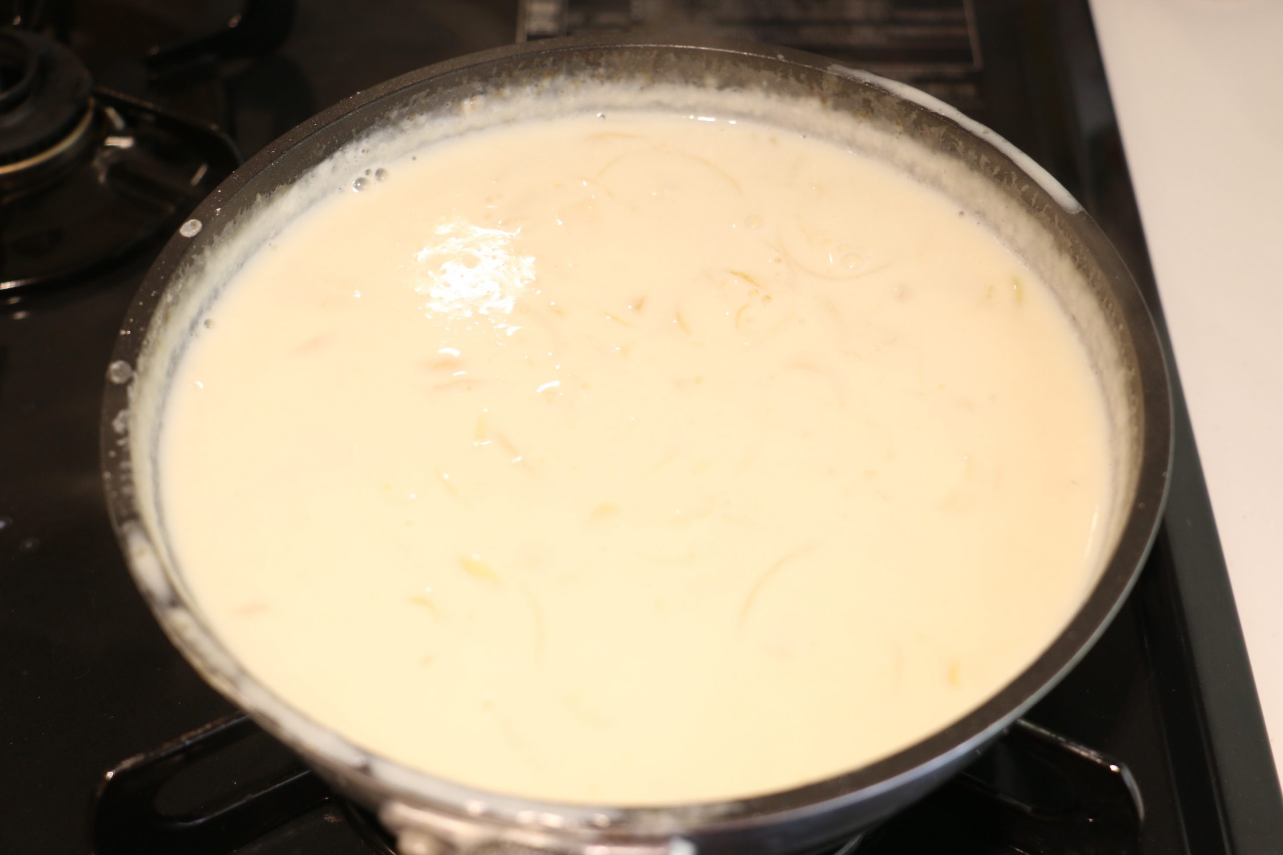 少しずつ薄力粉を加えてよく混ざるように炒める。そこに、牛乳を加えて、とろみをつける。
コンソメと塩・こしょうを加えて味を調える。