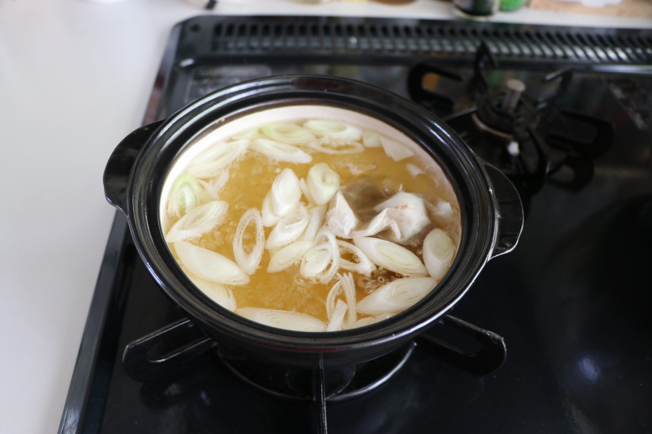 だし汁を入れた鍋に白ネギを加えて沸騰するまで火にかける。沸騰したら、☆の調味料を加える。