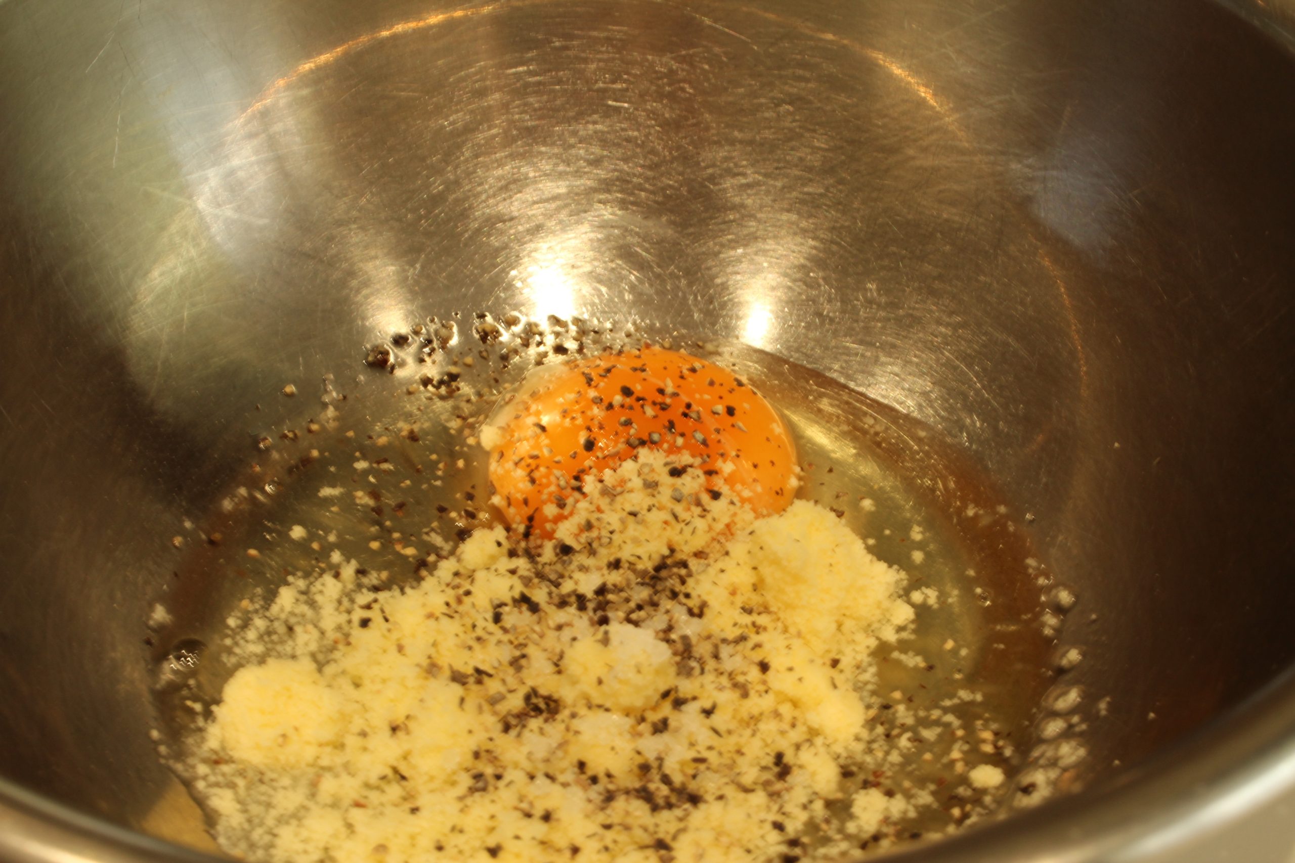 ボウルに★のたまご、粉チーズ、塩こしょうを加えてよく混ぜる。