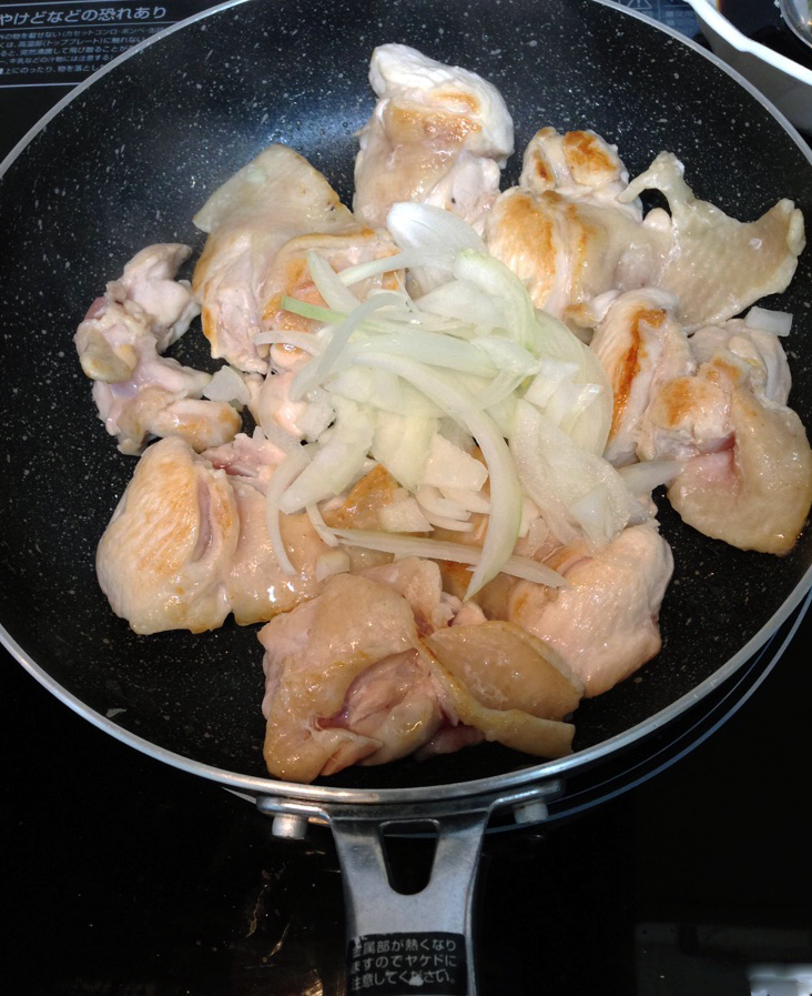 フライパンにごま油をひき、1口大に切ってある鶏肉の両面を強火で焼く。
焼き目がついたら、玉ねぎを加えて炒める。
STEP1の混ぜ合わせた〇の調味料を全体に絡めるようにして加え、中火で焼く。（スプーンでタレを絡める）
※〇の調味料が入っていた器は、洗わず残しておく
