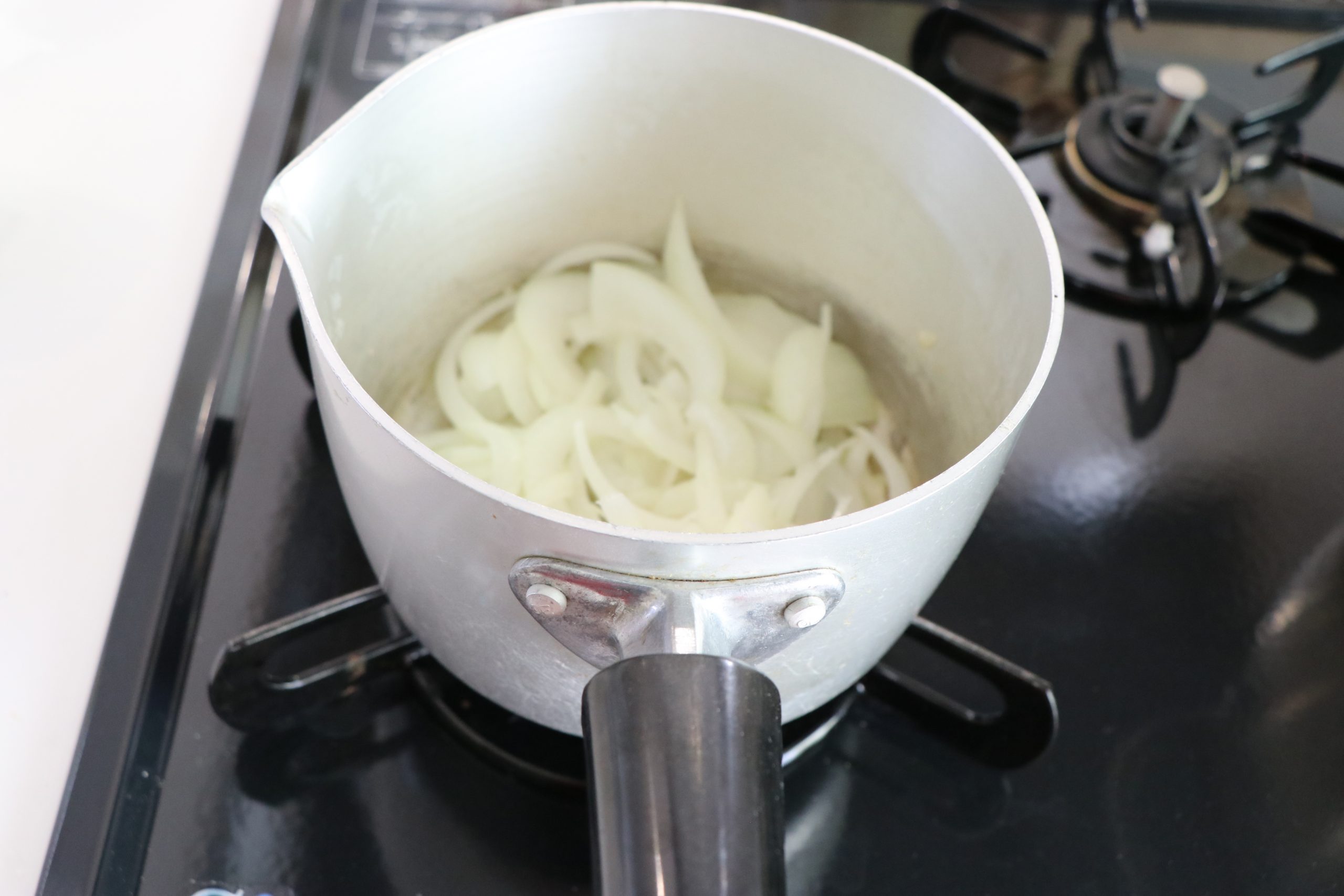 玉ねぎをごま油で炒めて、色が変われば鶏肉を加え、炒めて火を通す。鶏肉の色が変わったら、★の調味料を加えて沸騰させる。