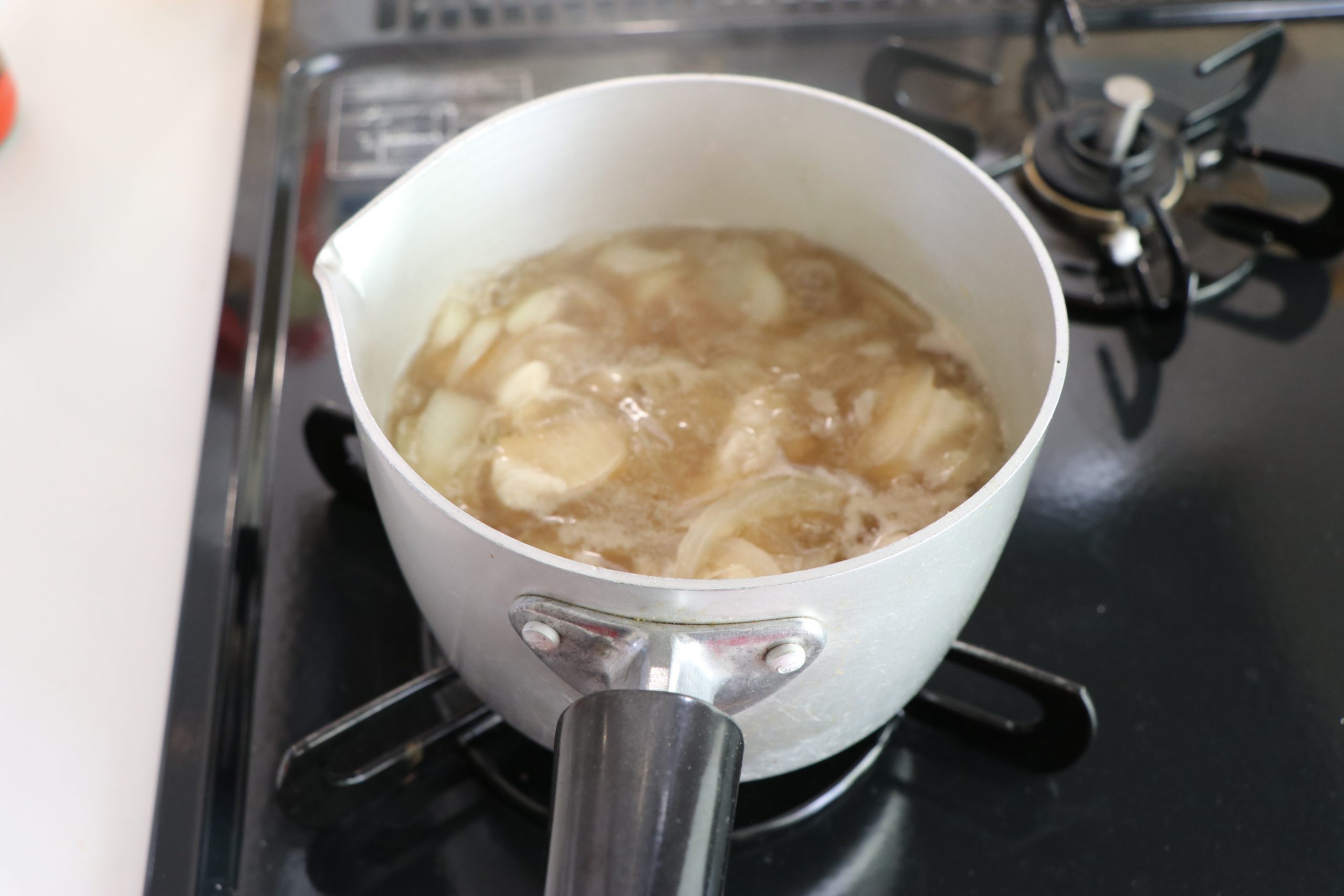 肉の中まで火が通れば、沸騰した状態で溶きたまごを加えて火を消す。