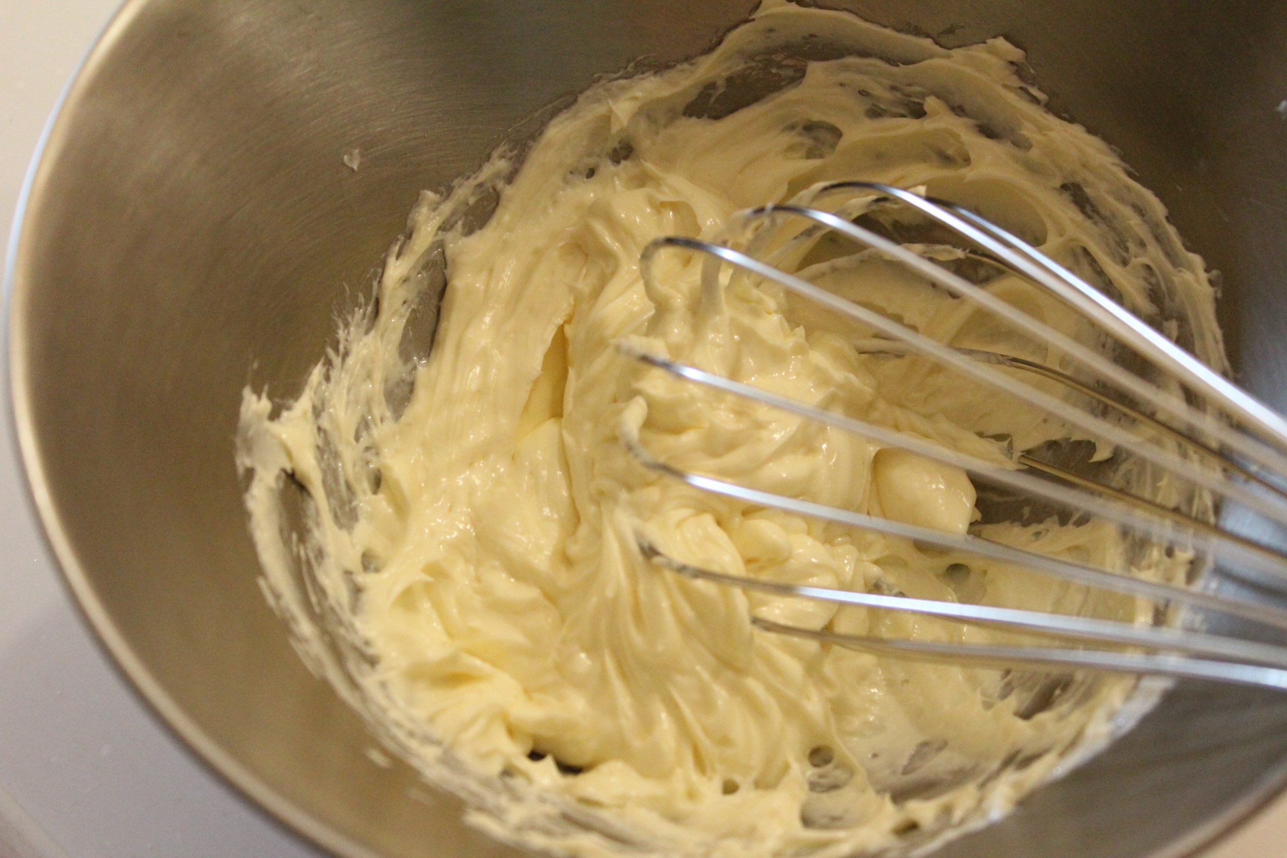 クリームチーズをホイッパーでなめらかにとく。
※固い場合はレンジで10～20秒加熱する。加熱しすぎに注意！
グラニュー糖、たまご、生クリームを加え、都度ホイッパーで混ぜる。薄力粉はふるって加え、ダマにならないようにする。
