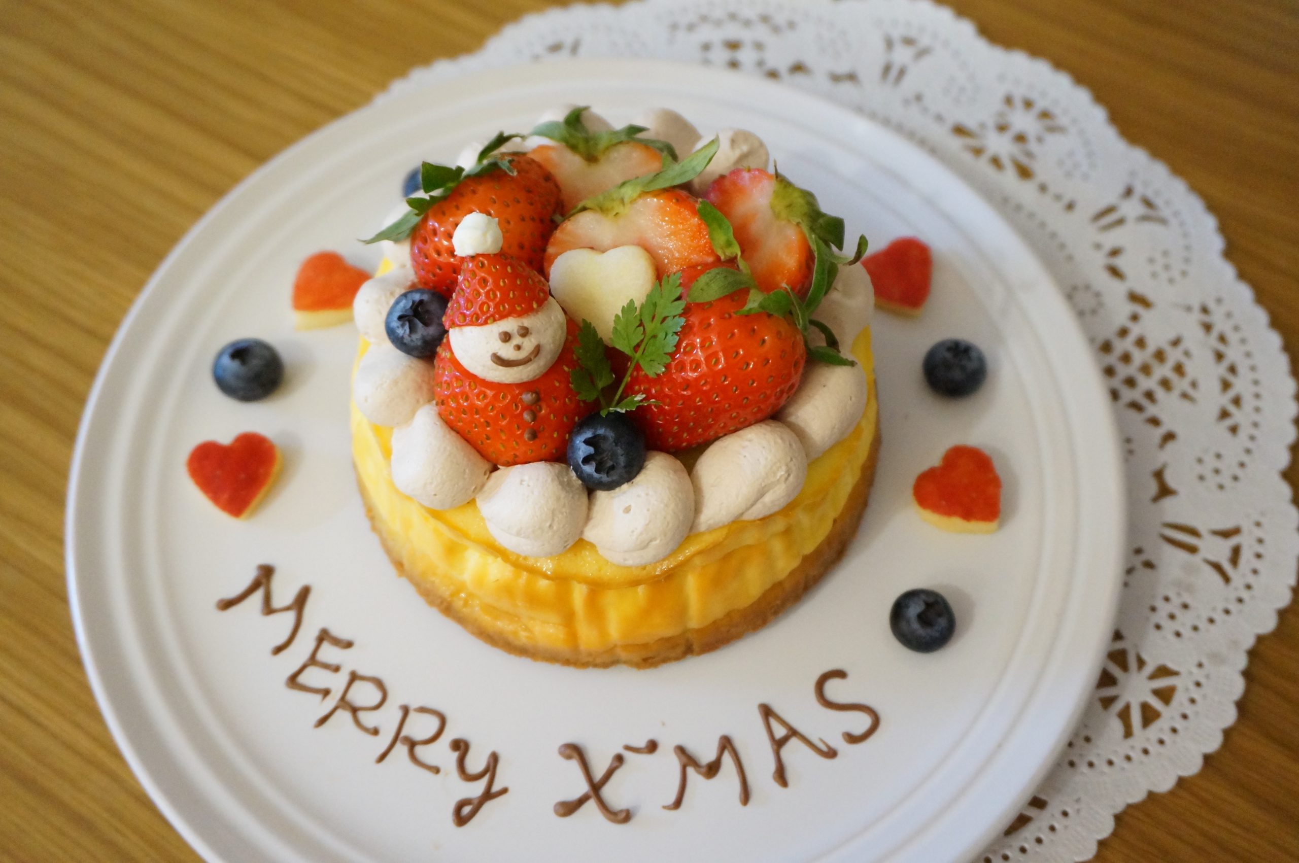 今回はクリスマス仕様のデコレーション！いちごのサンタさんにチョコ生クリームをたっぷり絞りました