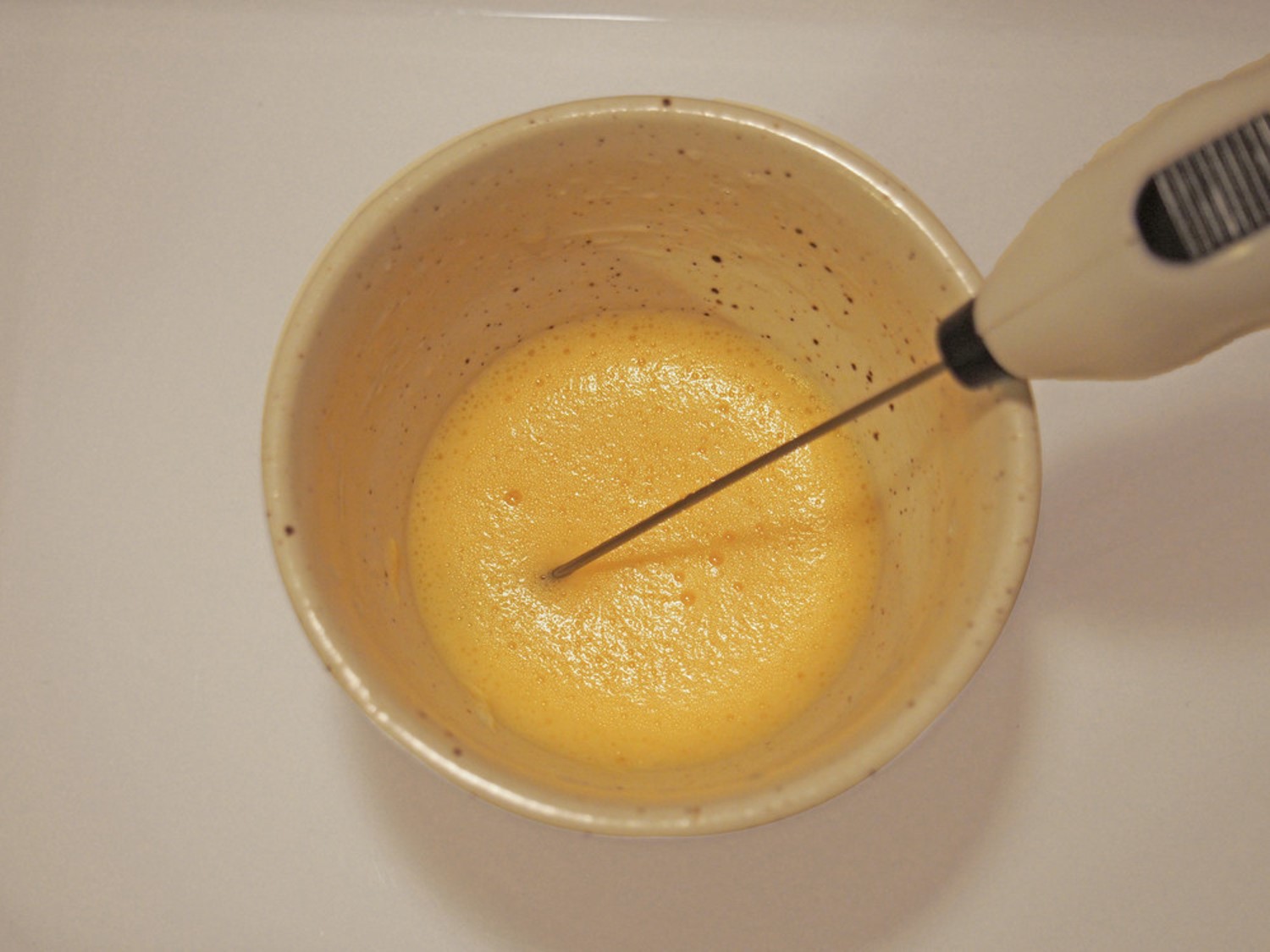 たまごをミルクスチーマーでもったりとするまで混ぜ、砂糖を加え軽く混ぜておく。