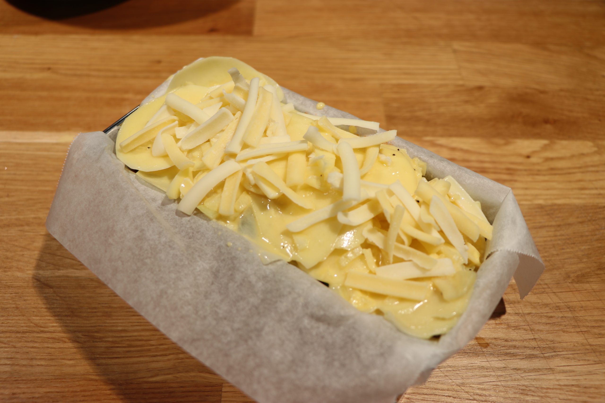 この作業を繰り返したら、最後にチーズを振り掛けて、180℃で40分焼く。