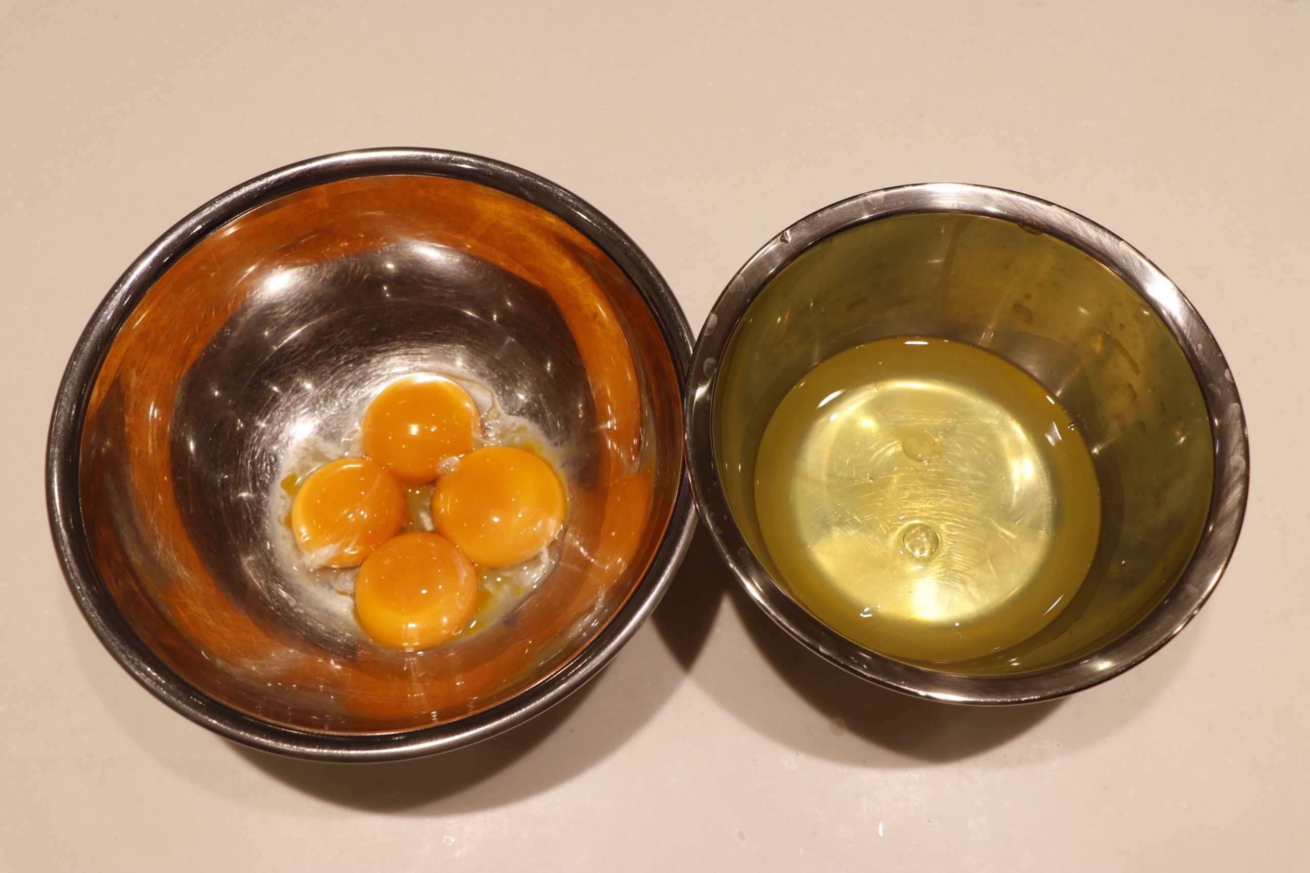 【下準備】
・たまごは、卵黄と卵白に分けておく。
・オーブンは170度に予熱しておく。