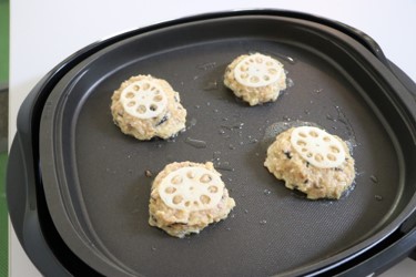 ホットプレートに油をひいて焼く。（140℃）
香ばしい香りがするまで焼く。（5分程度）