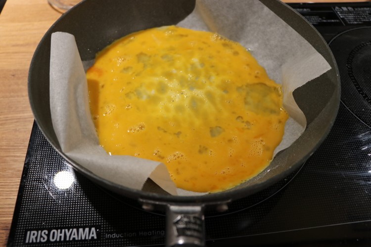☆の材料をしっかり混ぜ合わせる。
熱したフライパンにクッキングシートをひき、卵液を流し入れる。
※引っ付きやすいフライパンの場合は、クッキングシートを使用すると便利です。
