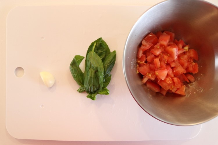 【にんにくバジルトマト】
湯剥きしたトマトを1cm位に切る。
にんにくとバジルはみじん切りにする。