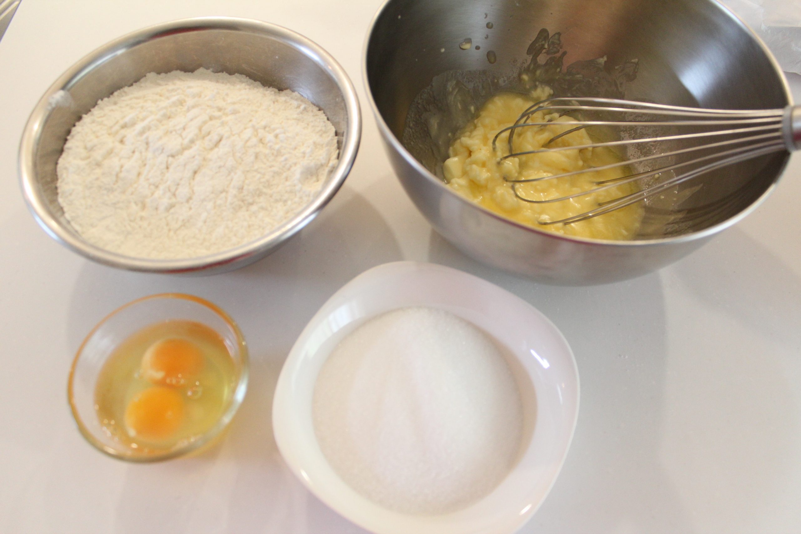 【下準備】
・バターとたまごは常温に戻して、たまごは溶いておく。
・粉はふるう。
※写真は倍量です