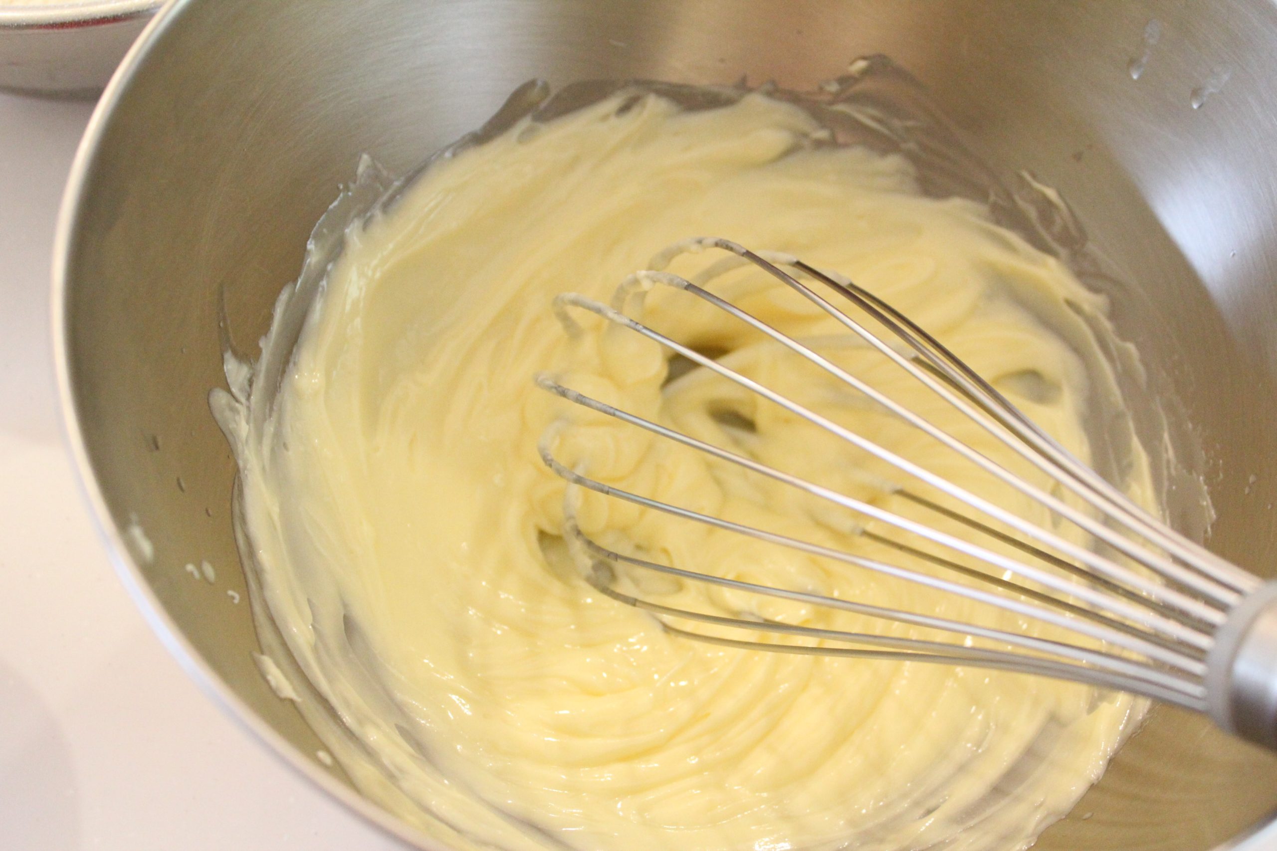 バターをときほぐし、なめらかになるようホイッパーで混ぜる。