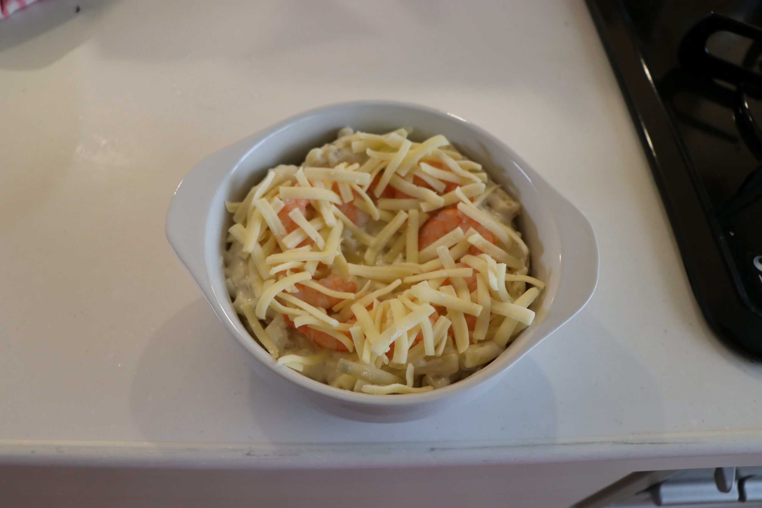 耐熱皿にSTEP3を入れ、サラダエビをのせる。（中央はあけておく）
チーズをまんべんなくかけて、200℃で15分焼く。