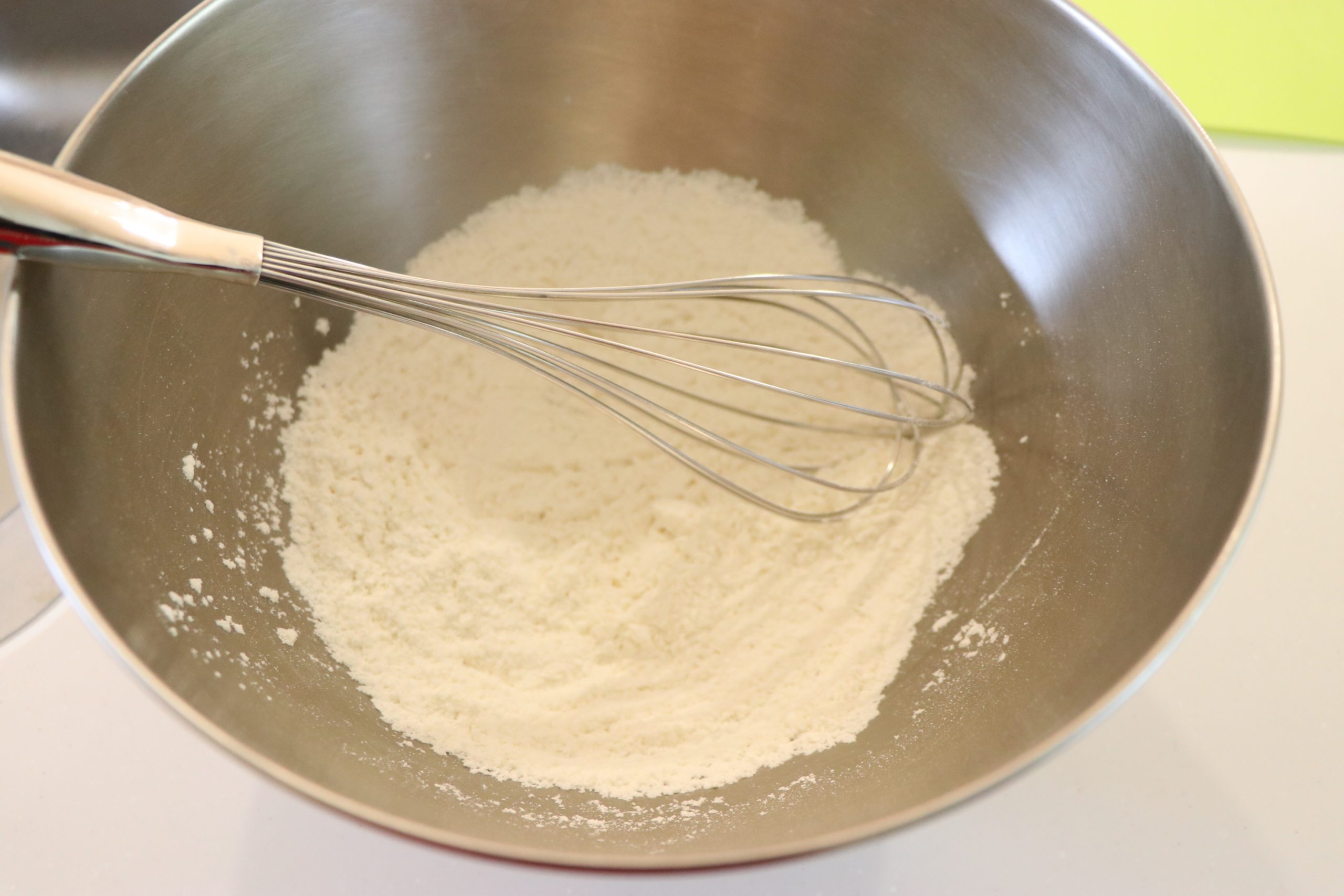 【生地】
ボウルに小麦粉と片栗粉を入れ、泡だて器でさっと混ぜる。
