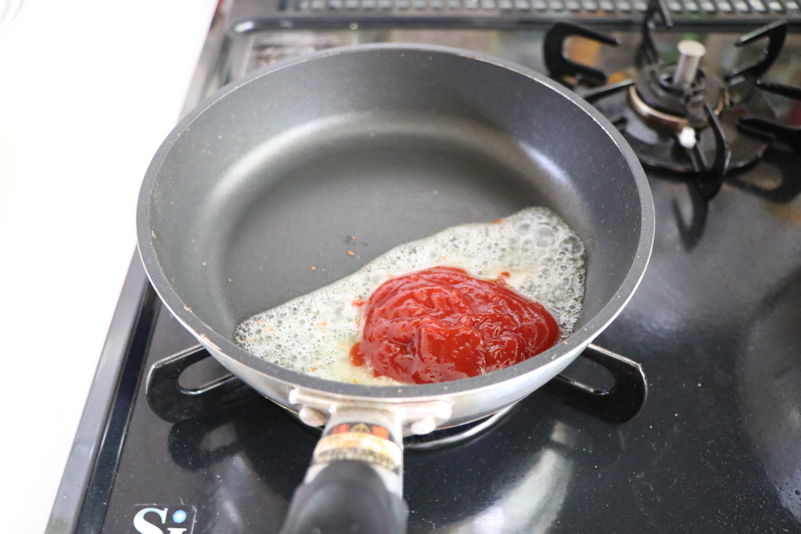 【トマトソース】
フライパンを熱し、バターを加える。バターが溶けてきたら、ケチャップと水を加えてさっと温めて取り出す。
