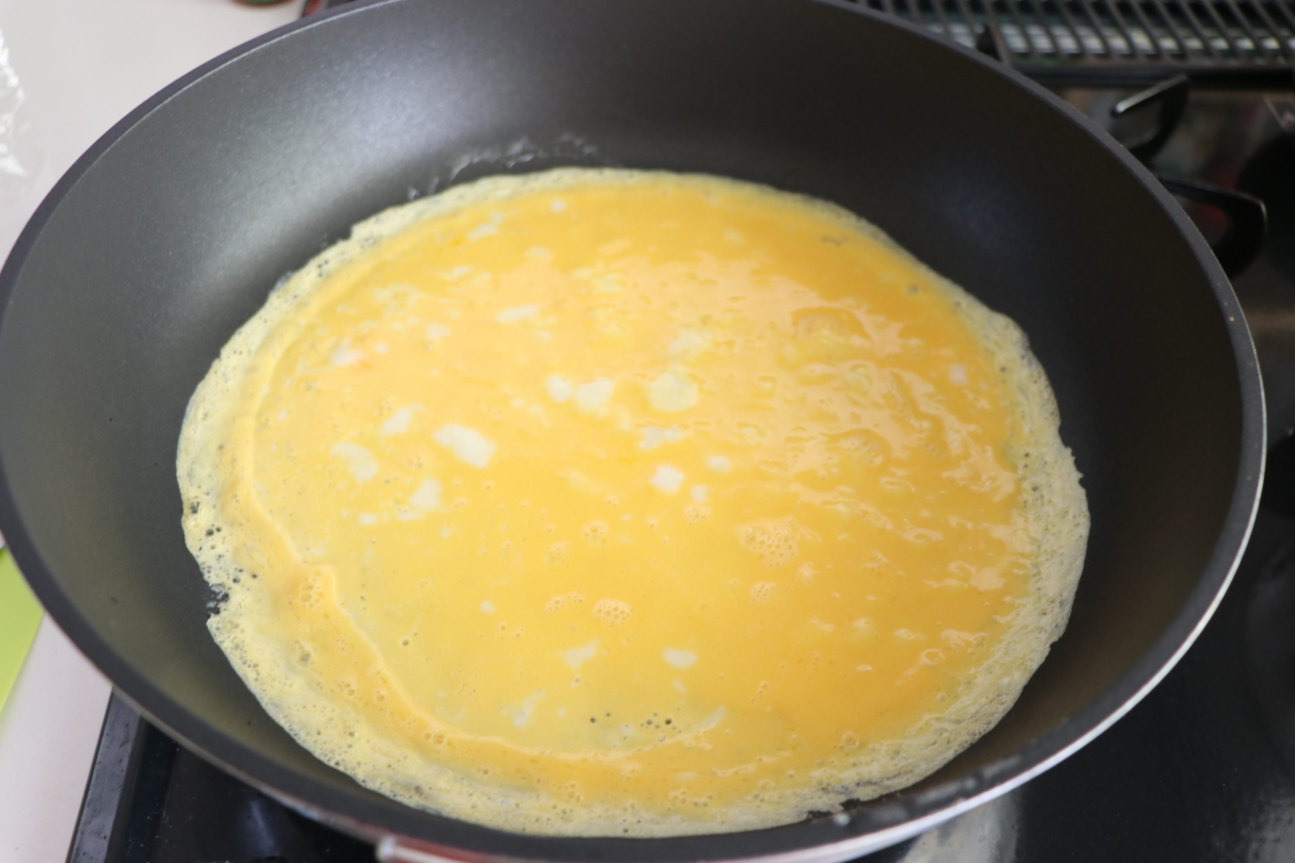 【たまご】
たまごをしっかり溶く。
直径20cm程度のフライパンを熱し、バターを溶かす。
そこに溶きたまごを流し入れ、焼く。