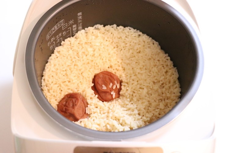 ご飯が炊きあがれば、梅干を崩しながら混ぜる。
STEP2の炒りたまごと塩昆布・白ごまを加えて、よく混ぜる。