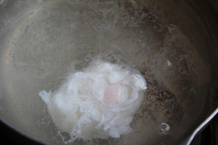好みの硬さになるまで弱火で茹でる。
2分程度で卵白はかたまる。
（お玉などで卵白や卵黄の状態を確認する）
