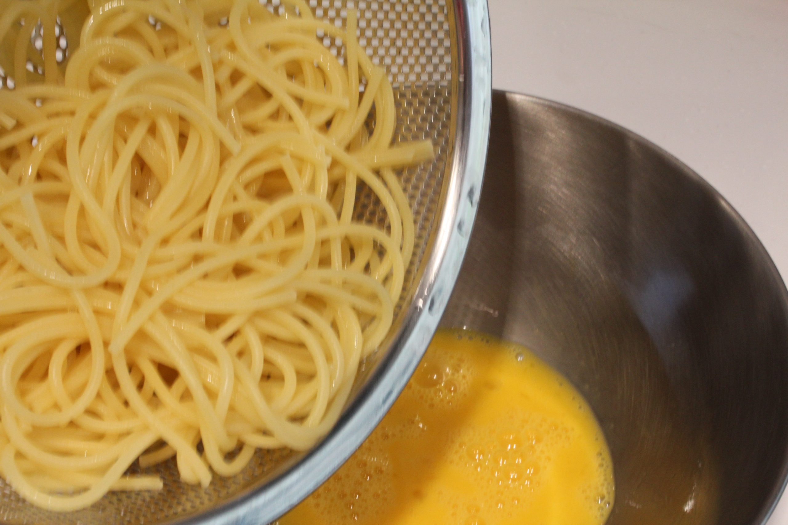 沸騰した湯に塩を加える。
タッパーからパスタを取り出し、水けをきり、沸騰した湯で1分ゆでて冷水でしめる。
たまごを溶いて、水切りしたパスタを絡める。