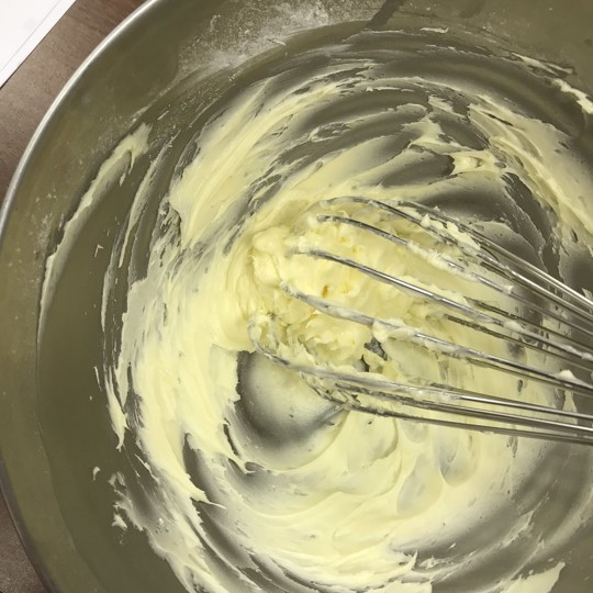 バターをミキサーもしくはホイッパーでなめらかになるまで混ぜ、グラニュー糖を加えてすり混ぜる。