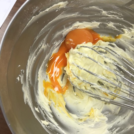 卵黄を加えてしっかり混ぜる。