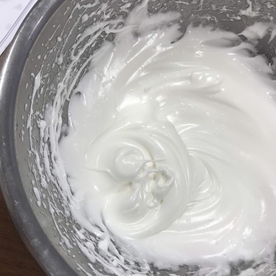 【メレンゲ】＊マークの材料でメレンゲを作る。
卵白をボウルに入れて、ミキサーで泡立てる。
グラニュー糖を3回に分けて加え、ツノがピンとたつくらい泡立てる。