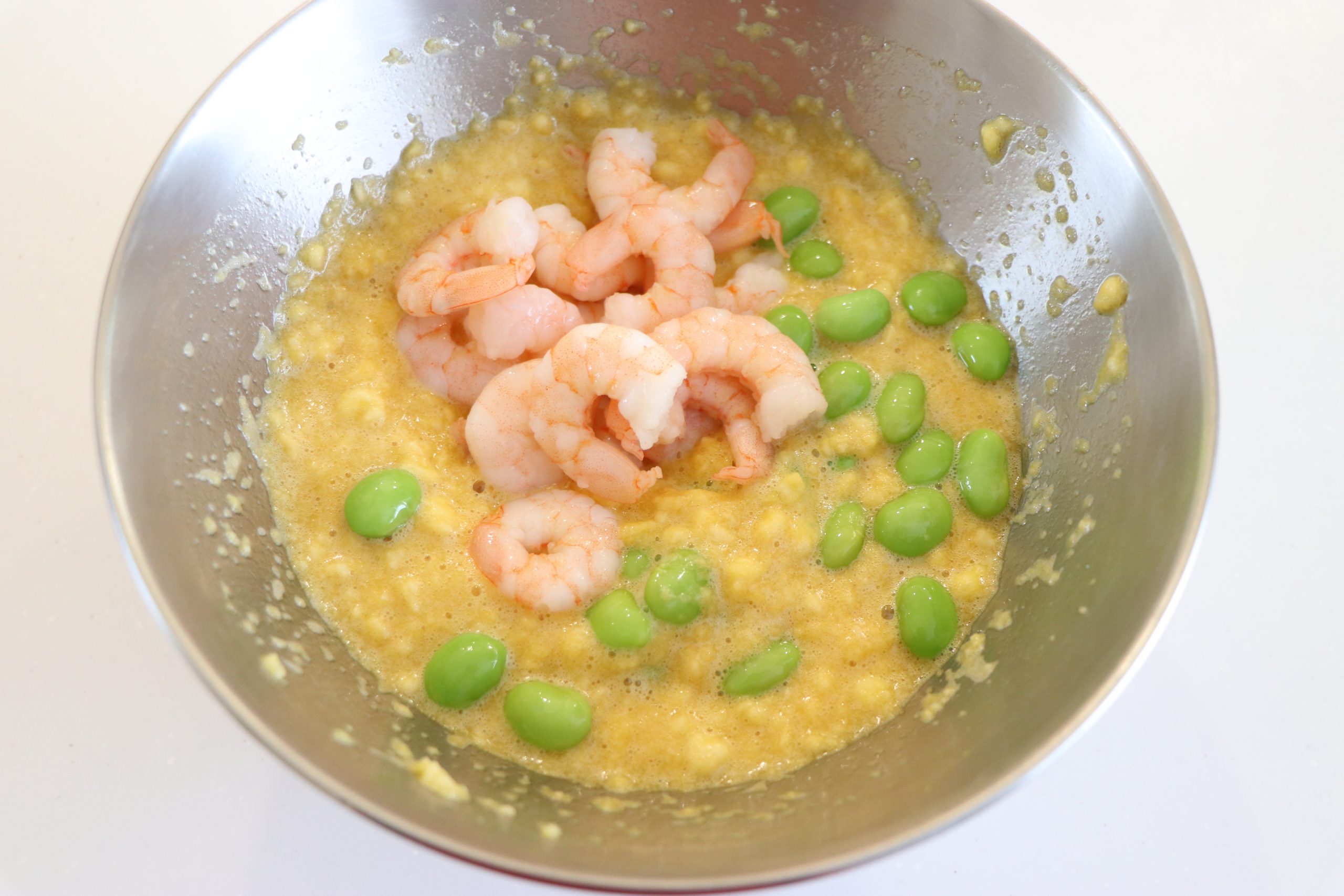 枝豆、サラダエビ、調味料（塩・砂糖・醤油）を加えて混ぜる。