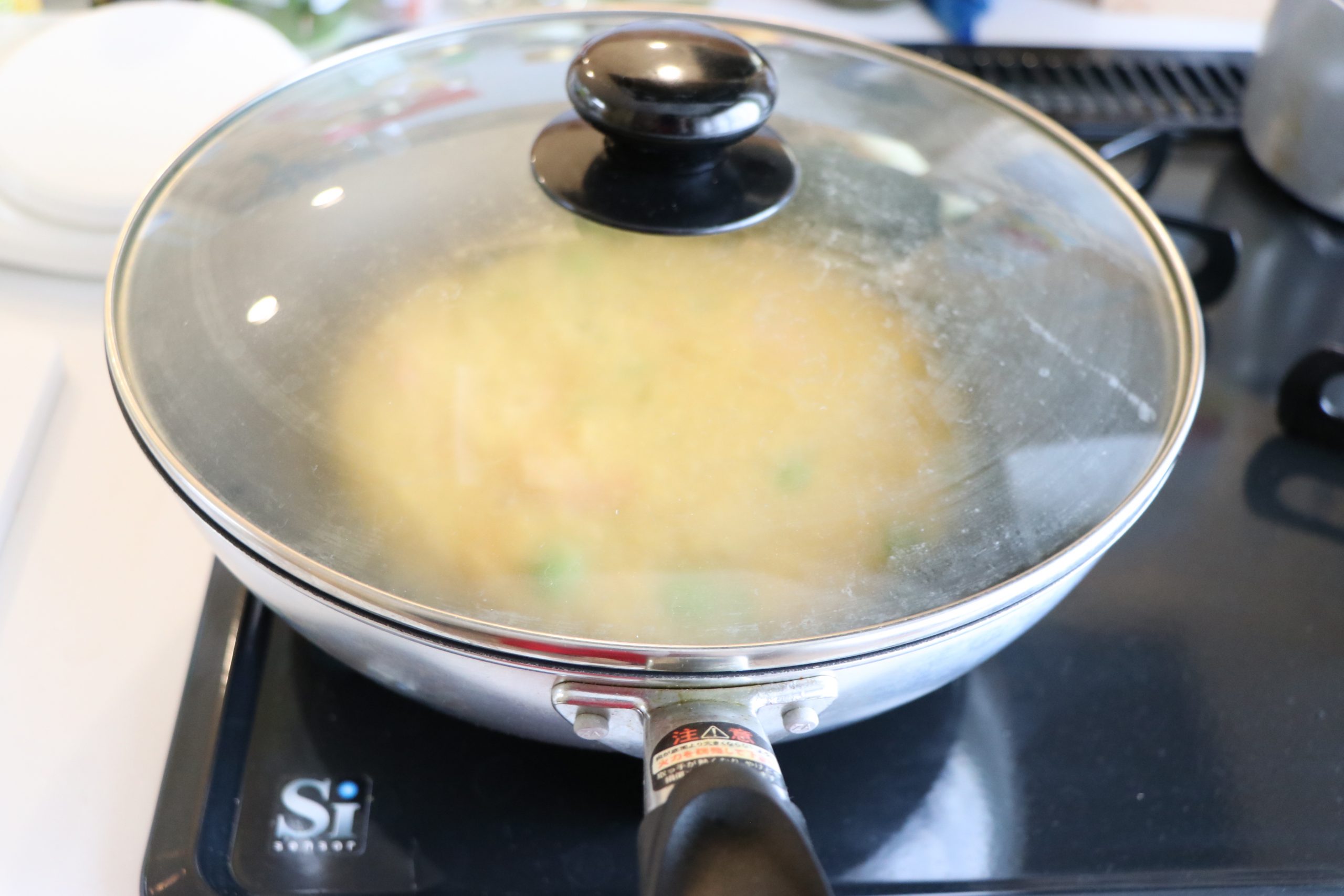 弱火で蓋をして3～4分程度焼く。ひっくり返せる固さになったら、フライ返しを使って返して反対も焼く。